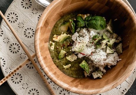Veggie Bowl mit Reis und Gurken-Zucchini-Sauce