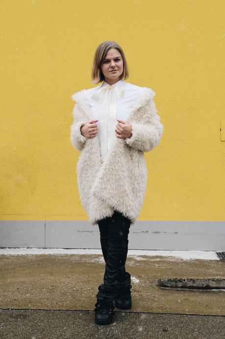 #Datenight Outfit in COS Bluse mit DIY Schluppe, Lederhose, Eisbär Mantel und Replay Moonboots