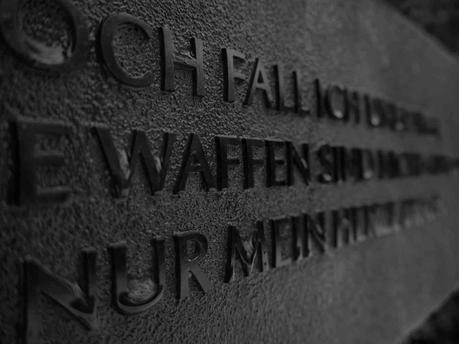 Ehrenfriedhof Königshöhe - Kleine Bronzetafel