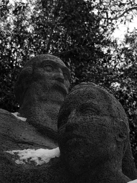Ehrenfriedhof Königshöhe - Gesichter im Stein