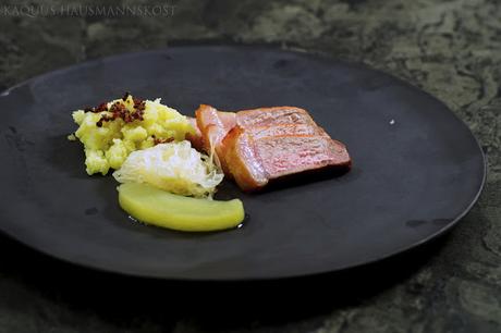 Hausmannskost,Schweinesteak mit Sauerkraut, Apfel und Kartoffelstampf