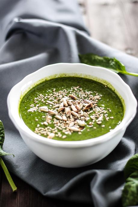 Grüne Suppe mit Spinat und Zucchini