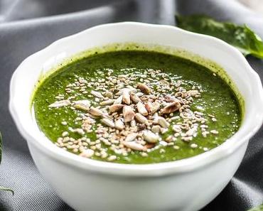 Grüne Suppe mit Spinat und Zucchini