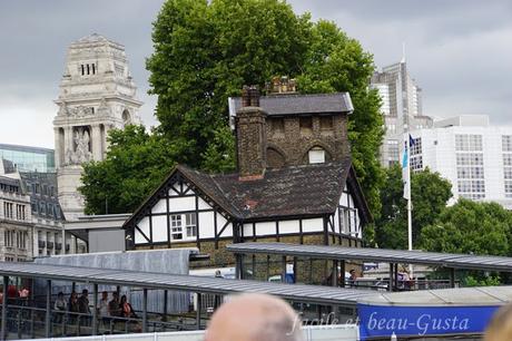 Tower mit Bäumen Tower mit Bäumen