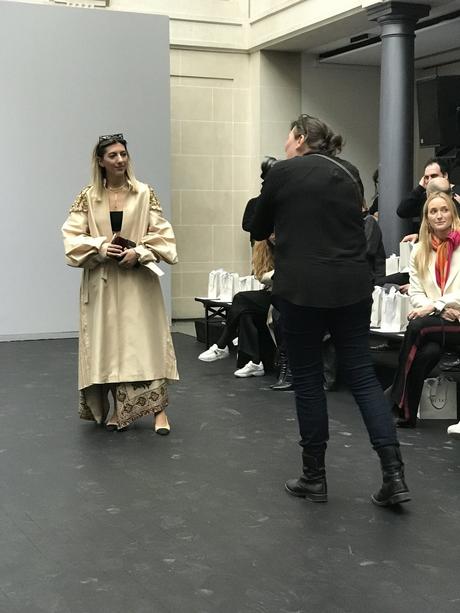  Instagramerin Aylin König trägt ein Couture Outfit der Designerin 