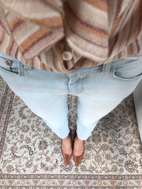  Matching the Carpet: Eine helle Jeans mit Naturtönen: Fertig ist der Übergangs-Look 