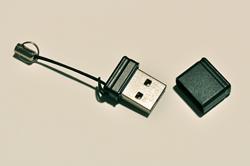 USB 3.0 Stick mit Slim Line Gehäuse und Schlüsselband...