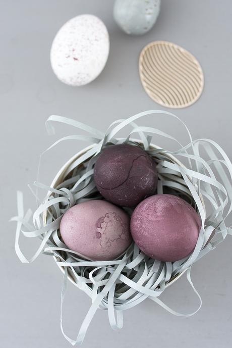 Oster-Deko-Tipp: Eier mit Holundersaft färben