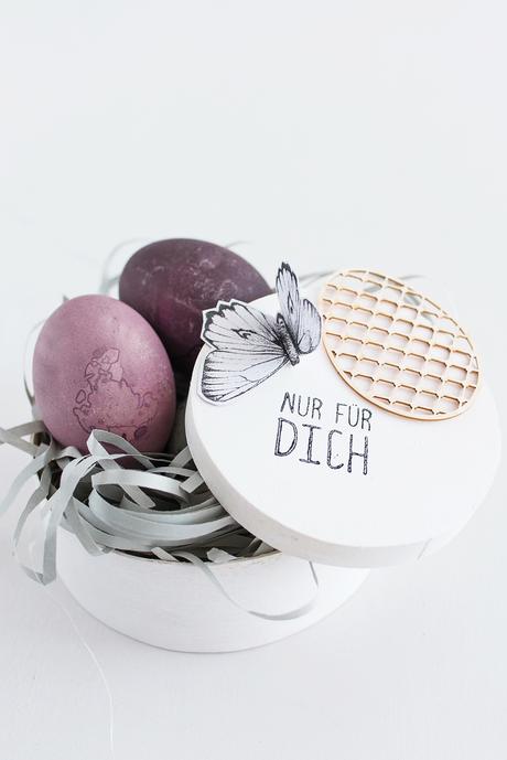 Oster-Deko-Tipp: Eier mit Holundersaft färben