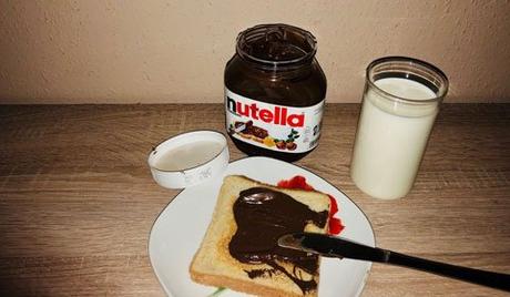 Toast mit Nutella und Glas Milch