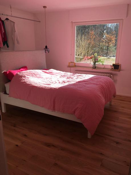 Schlafzimmer mit Naturholzboden