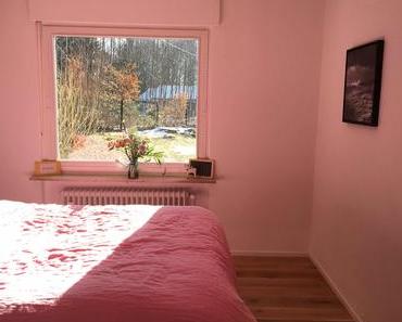 Schlafzimmer mit Naturholzboden