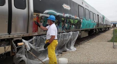 Graffiti von einem Zug entfernen