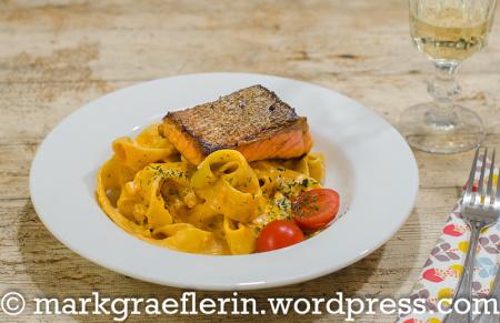 (Kar-) Freitagsfisch: Gebratener Lachs und Pappardelle mit Tomaten-Sahnesauce