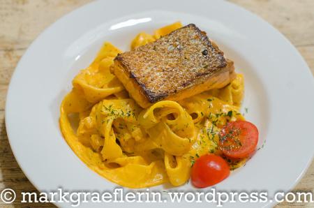 (Kar-) Freitagsfisch: Gebratener Lachs und Pappardelle mit Tomaten-Sahnesauce