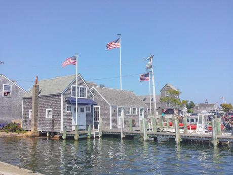 Tagesausflug Martha's Vineyard oder Nantucket - Hafen graue holverschindelte häuser mit amerikanischen flaggen auf dem dach