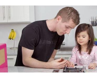 Youtuber Linus baut einen Computer mit seiner 3-jährigen Tochter zusammen