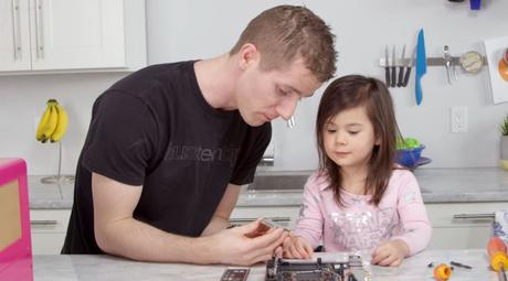 Youtuber Linus baut einen Computer mit seiner 3-jährigen Tochter zusammen