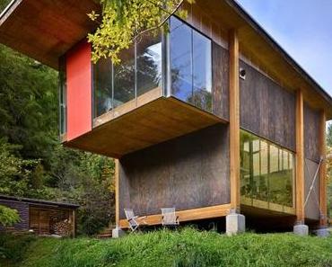 Architekt Les Eerkes baut Künstler-Waldkabine aus recycelten Materialien