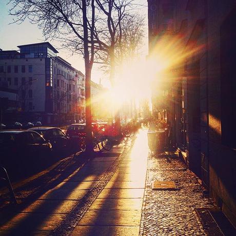 It’s time to see the light again..☀️ | #berliners #berlinspiriert #blogger #blog #berlinblogger #berlingram #sunlight #streetview #street #light #latergram #sun #sunset #igersberlin #igers #urban #lightnin #urbanromantix #love #berlinlove #berlinlife #...