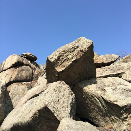   Fotos: Kung Shing  - Diese Felsen gibt es in keiner Kunstausstellung oder Galerie. Was hat sich der Meister dabei gedacht? 