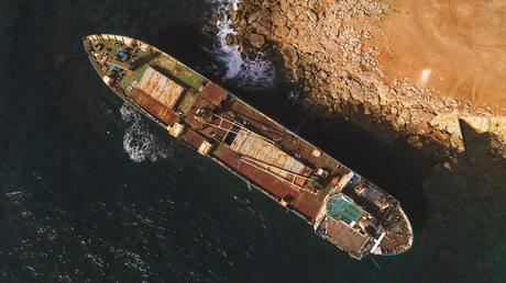 Das Edro III Schiffswrack an der Küste vor Peyia in Zypern