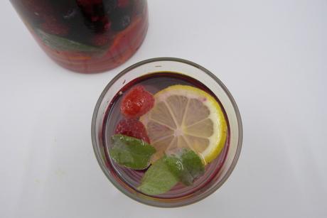 Aromawasser mit roten Früchten, Zitrone und Salbei