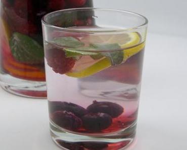 Aromawasser mit roten Früchten, Zitrone und Salbei