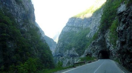 Reisebericht Balkan: schwarze Berge in Montenegro