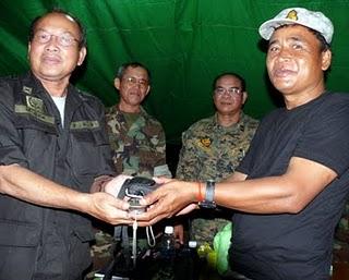 Kamboschas-Armee kriegt High-Tech - Achtung Ironie,