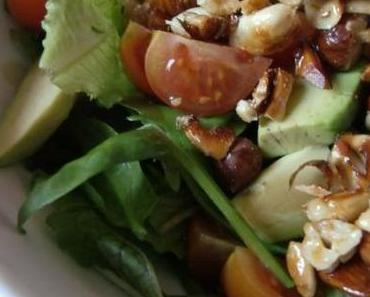 Pimp Deinen Salat – mit gerösteten Honignüssen