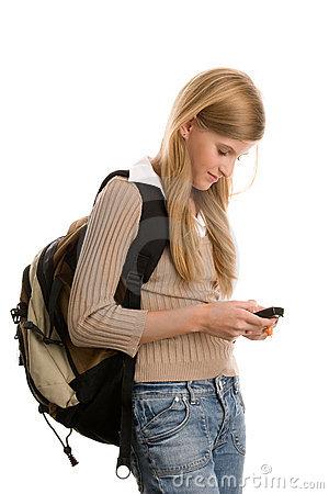 Mädchen, Das Zur Schule Unter Verwendung Des Handys Sich Vorbereitet