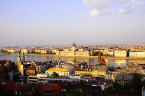 Es wird Abend in Budapest - auf diesem Foto zu sehen: Das Parlament