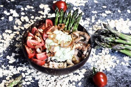 [Rezept] Haferspätzle Bowl mit Gemüse und Avocadocreme