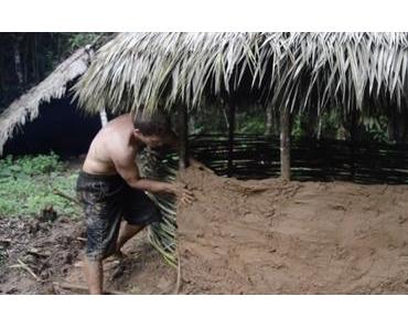 Naturbursche baut sich eine runde Hütte