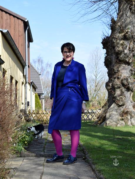 Kostüm in Royalblau mit Strumpfhose in Pink