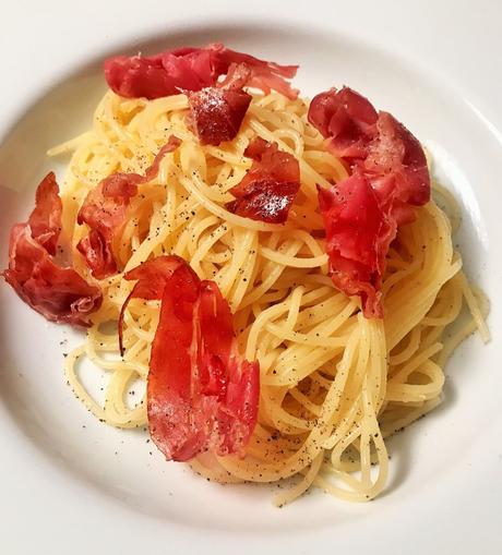 Schmecken wie Sommerferien: Spaghettini al limone con prosciutto crudo