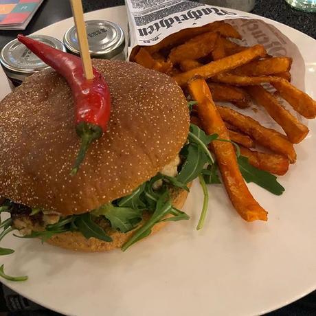 Lachs-Burger mit Süsskartoffel-Pommes #foodporn #dinner - via Instagram
