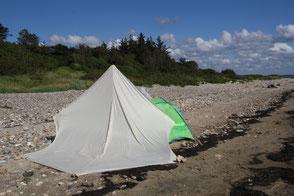 Mit Strandmuschel und Sonnensegel als Windsegel...