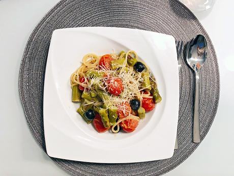 Spaghetti mit grünem Spargel und Cherrytomaten