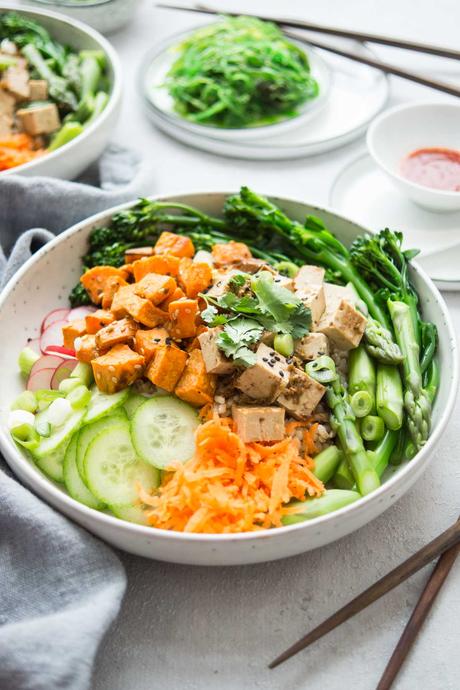 Vegane Poke Bowl mit Sesam-Mandel-Räuchertofu