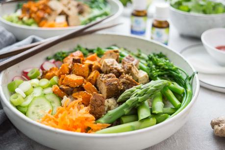 Vegane Poke Bowl mit Sesam-Mandel-Räuchertofu