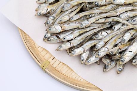 Dashi Niboshi sind kleine getrocknete Sardinen, die ein volles Aroma zum Dashi hinzugeben.