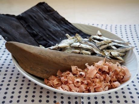 Dashi Brühe wird aus verschiedenen getrockneten Zutaten hergestellt.