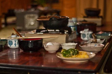 Japanische Küche: Vor allem in tradionellen Ryokan wird diese Art des Abendessens zelebriert.
