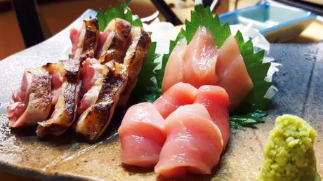 Japanische Küche: Ein außergewöhnliches Beispiel ist Hähnchen-Saschimi, hier in einem Restaurant in Akabane, Tokyo.