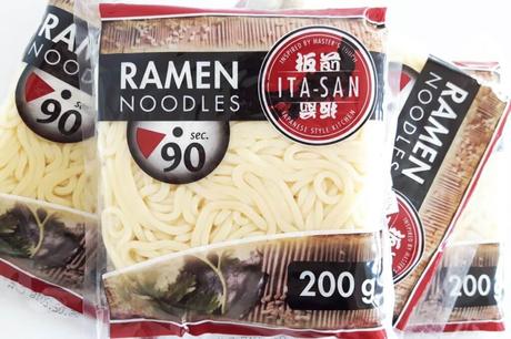 Ramen Gedämpfte Ramen gibt es zum Beispiel von Ita-San für 0,65 Euro für 200 Gramm.