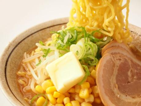 Ramen Eine leckere Kombination aus Lauch, Sprossen, Mais und Butter.