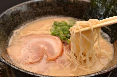 Ramen Ein Klassiker aus Fukuoka – super herzhafte Tonkotsu Ramen aus ausgekochten Schweineknochen.