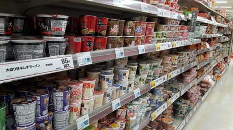 Ramen Instant Ramen Gerichte gibt es in jedem Supermarkt – in fast allen Ländern der Welt.